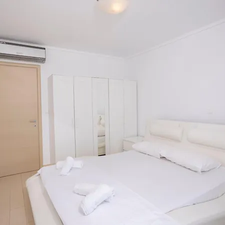 Villa Alpha - Beachfront, Steps From Mamalouka And Blue Carpet *