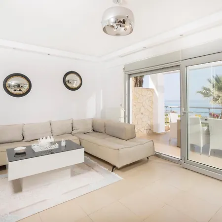 Alpha - Beachfront, Steps From Mamalouka And Blue Carpet *